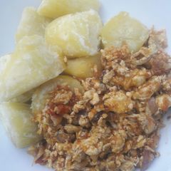 A picture of Boil sweet potatoe and scrambled egg sauce.