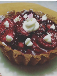 Una foto de Tartaleta de helado frutos rojos saludable