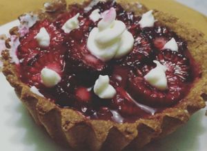 Una foto de Tartaleta  de helado frutos rojos saludable
