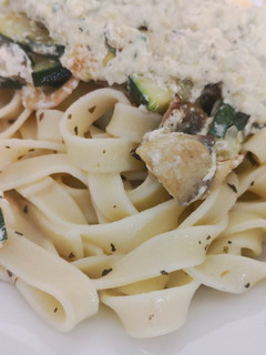 Una foto de Pasta con Calabacín, champiñones y salsa de aguacate