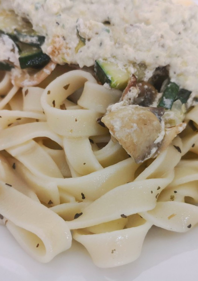 Una foto de Pasta con Calabacín, champiñones y salsa de aguacate