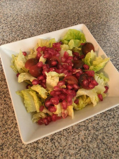 Una foto de Ensalada de cogollos a la Granada y tomates cherry