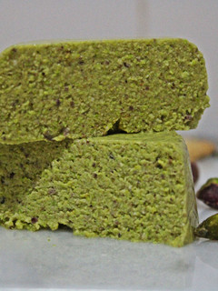 Una foto de "Queso" vegano de pistachos
