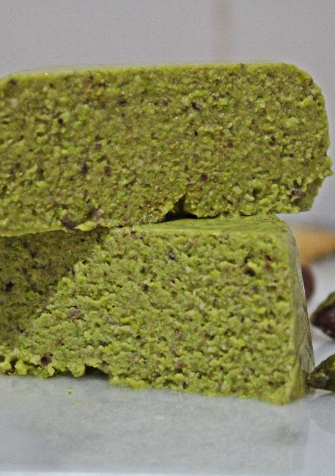 Una foto de "Queso" vegano de pistachos