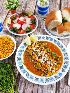 મિસળ પાવ (Misal Pav Recipe In Gujarati) રેસીપી મુખ્ય ફોટો