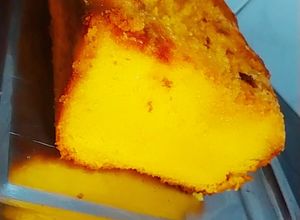 Una foto de Budín húmedo de naranja y pomelo