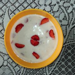 A picture of Strawberry raita.