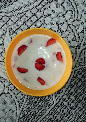 A picture of Strawberry raita.