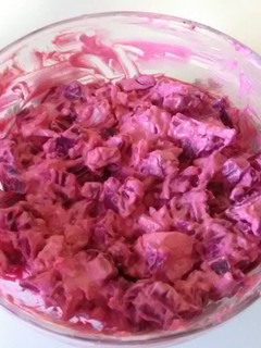 Una foto de Ensalada de betabel y huevo
