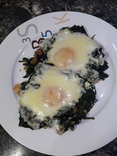 Una foto de Huevos en blanco y verde