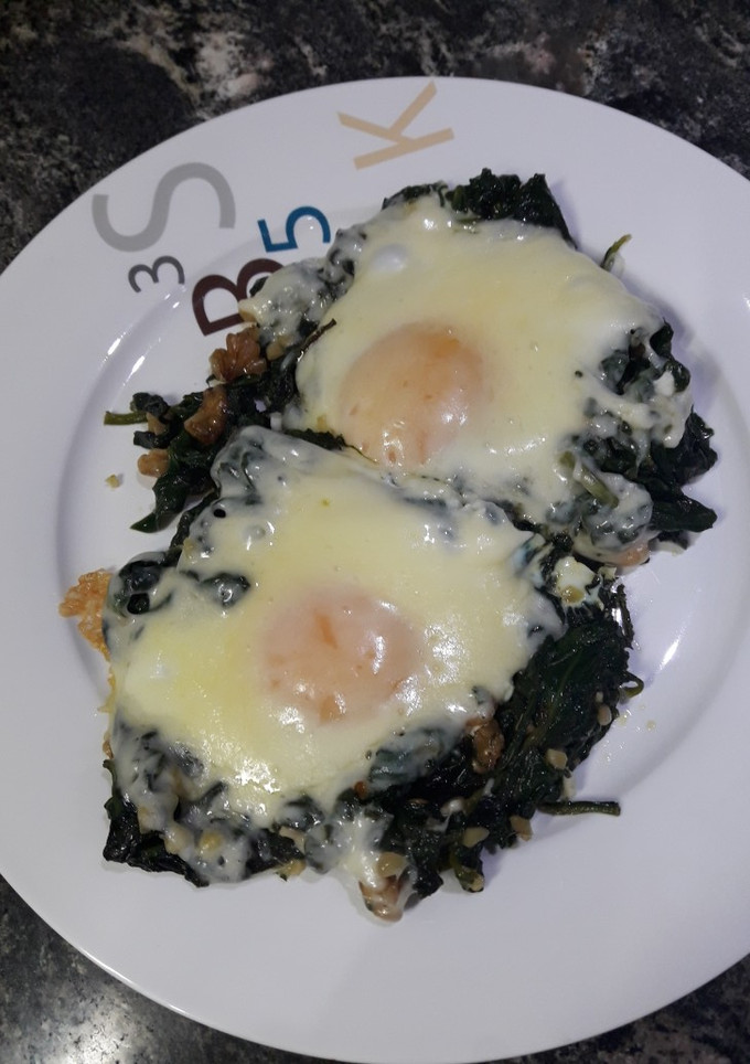 Una foto de Huevos en blanco y verde
