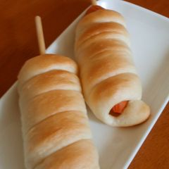 A picture of Hot Dogs in a Roll.