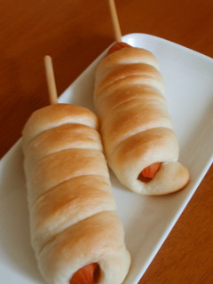 A picture of Hot Dogs in a Roll.