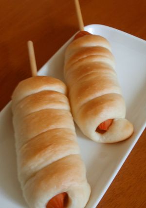 A picture of Hot Dogs in a Roll.