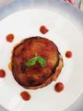 Millefoglie di melanzane con gamberoni e fiordilatte