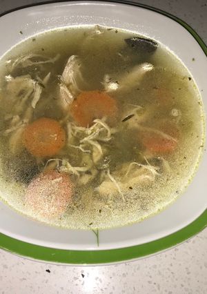 Una foto de Sopa de pollo sana