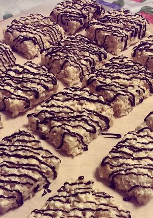 A picture of Rice Krispies Treats (with dark chocolate).