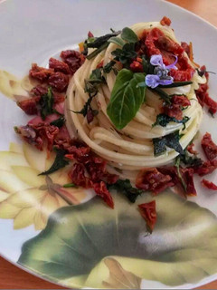 Foto di Spaghetti con pomodori secchi e erbe aromatiche 🌷