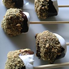 A picture of Smores Pops.