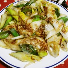 A picture of Unbeatable Bonito and Soy Sauce Seasoning! Easy Japanese Leek Rice Cakes.