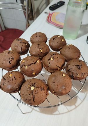 Una foto de Muffins de Chocolate con Chips Negros y Blancos