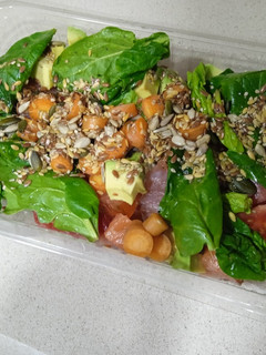 Una foto de Ensalada de salmón en tupper