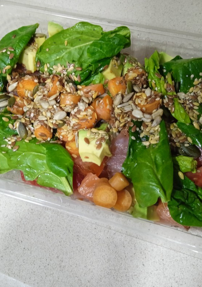 Una foto de Ensalada de salmón en tupper