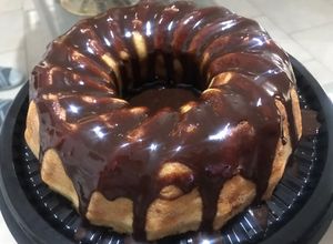 Una foto de Torta de pan con trufas de chocolate
