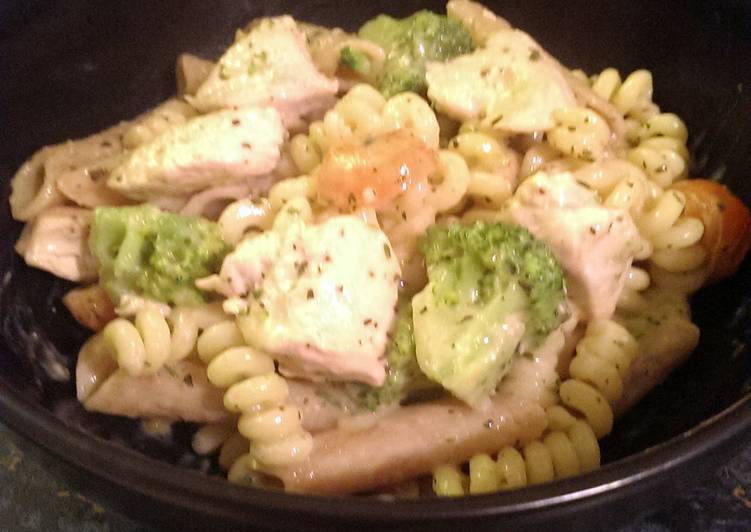 Steps to Prepare Favorite Sophie&#39;s Broccoli, chicken, tomato creamy basil pasta