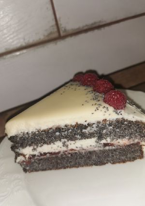 Mákos mascarponés fehércsokis ganache torta recept fotója