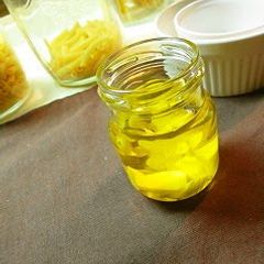 A picture of Garlic Oil.