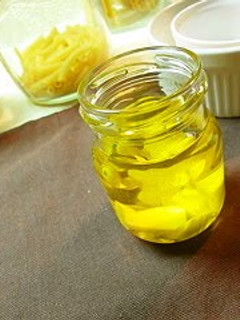 A picture of Garlic Oil.