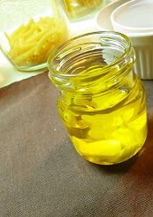 A picture of Garlic Oil.