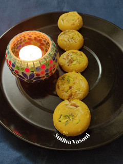 કેસર પનીર મલાઈ પેંડા (Saffron Paneer Creamy Penda recipe in Gujarati) રેસીપી મુખ્ય ફોટો