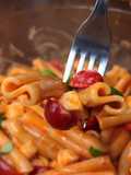 Pasta fredda con pomodoro e mozzarella