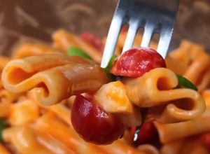 Foto di Pasta fredda con pomodoro e mozzarella