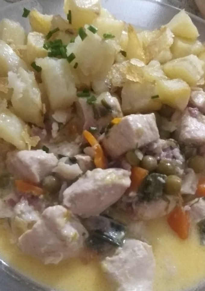 Una foto de Pollo a la crema con papas al horno 🍗🥔
