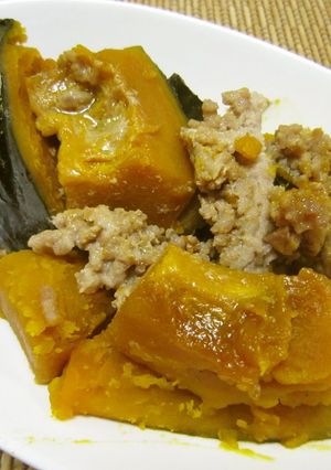 A picture of Simmered Ground Meat and Kabocha Squash.