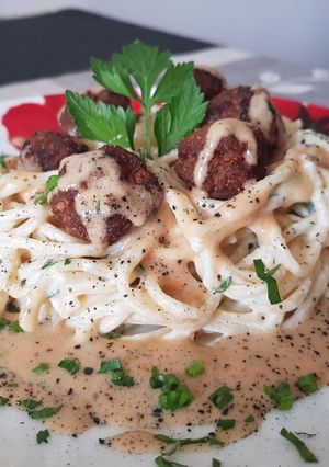 Mustáros húsgolyók borsmártással, sajtszószos spagettiágyon recept fotója