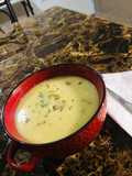 Sopa de crema de papa con pollo y tocineta