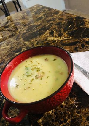 Una foto de Sopa de crema de papa con pollo y tocineta