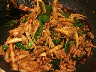 ผัดพริกแกงหมูสับหน่อไม้ดอง