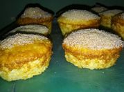 Una foto de muffins de vainilla con manteca