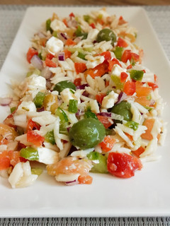 Una foto de Ensalada griega con pasta orzo casera