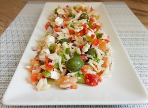 Una foto de Ensalada griega con pasta orzo casera