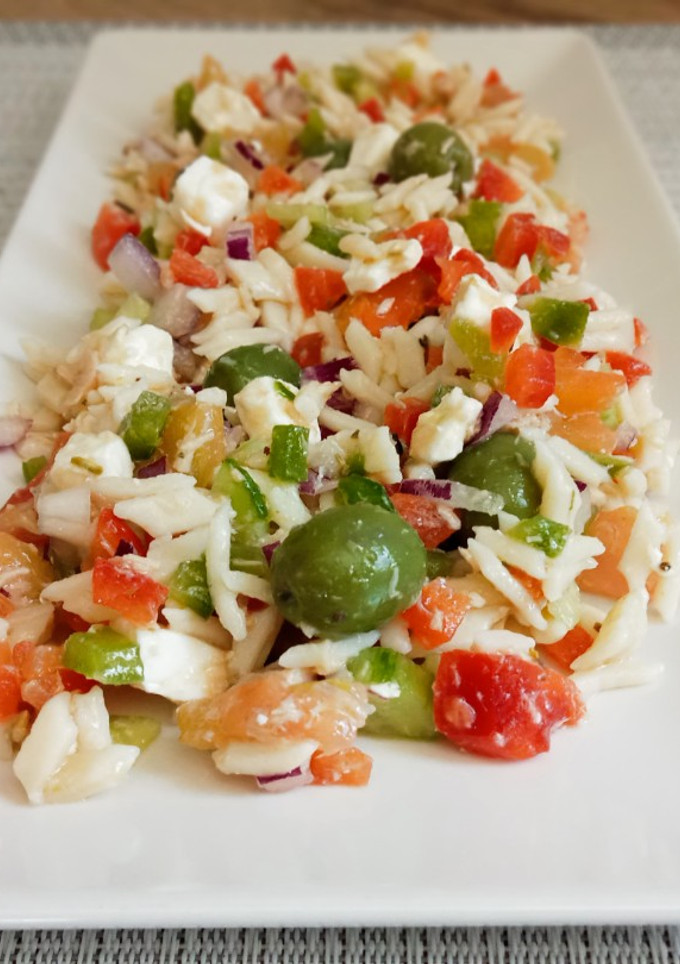 Una foto de Ensalada griega con pasta orzo casera