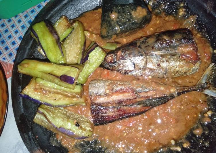 Bahan meracik Penyet Ikan Salem asap dan Terong yang praktis