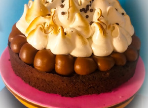 Una foto de Torta brownie con dulce de leche y merengue 😍😍 molde de 24 cm