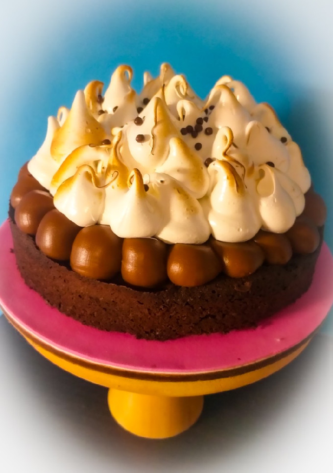 Una foto de Torta brownie con dulce de leche y merengue 😍😍 molde de 24 cm