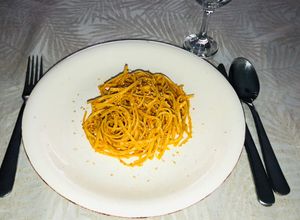 Una foto de Fideos con sésamo y ajo